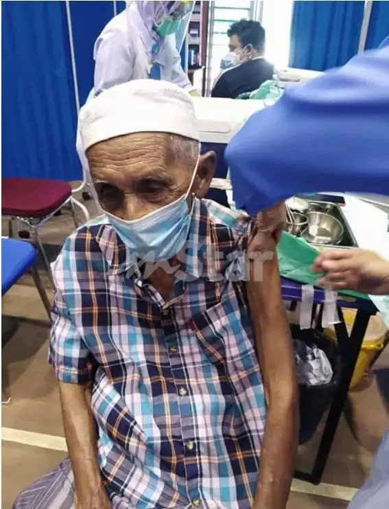105-year-old Kelantanese receives first AZ jab, experiences no side effects