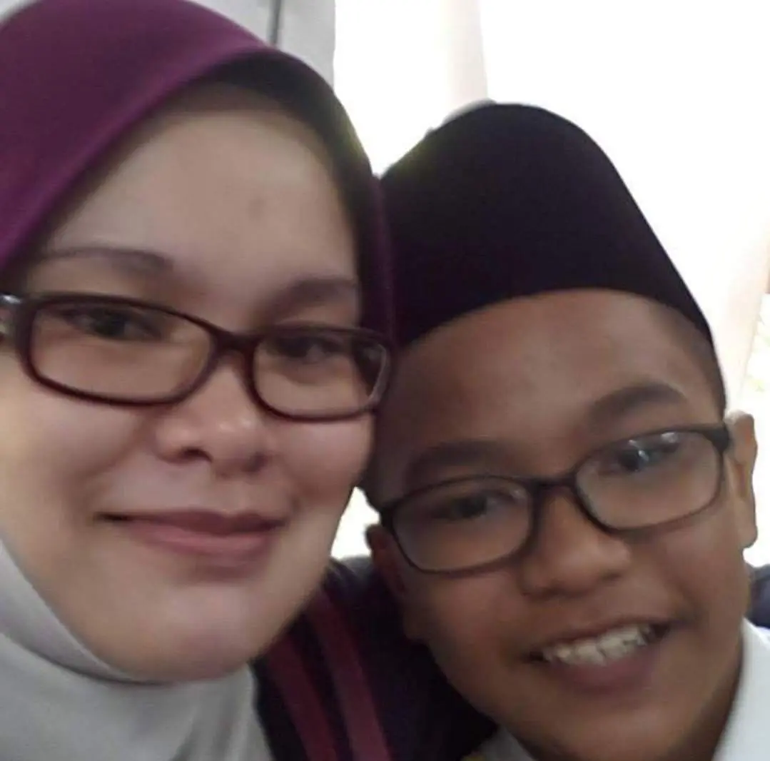 "I did it, Mama" Straight-A student tearfully shows SPM results at his mother's grave