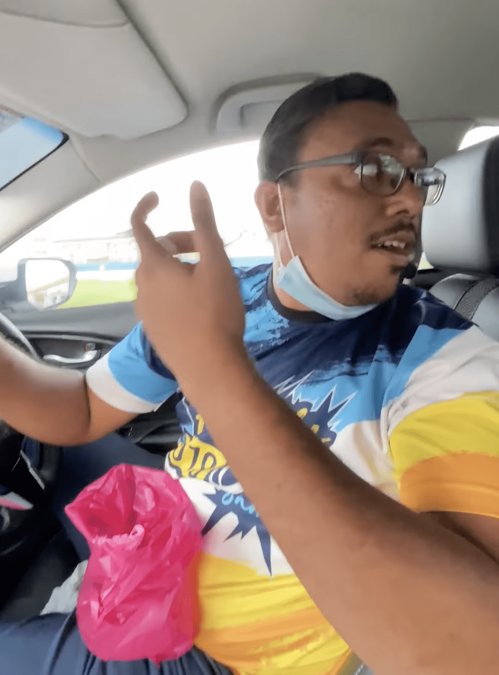 Man shows off his "auto-sensing" Honda to netizens and even eats while driving