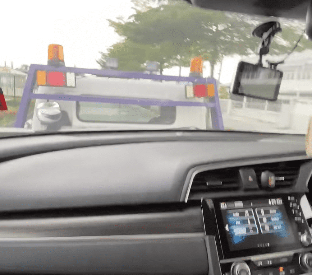 Man shows off his "auto-sensing" Honda to netizens and even eats while driving