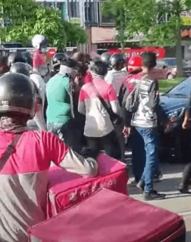 [VIDEO] Horde of angry delivery riders confront lorry driver following collision