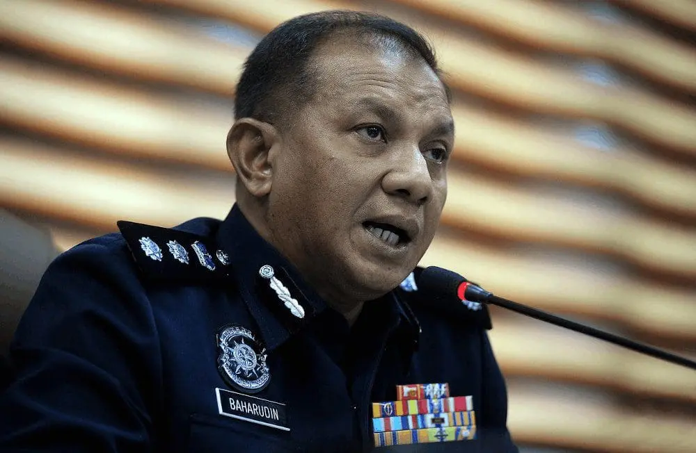 [VIDEO] Horde of angry delivery riders confront lorry driver following collision