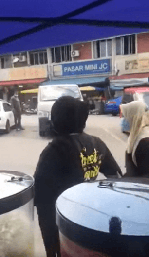 "Don't open your stall beside mine!" Upset keropok seller destroys nearby laksa stall