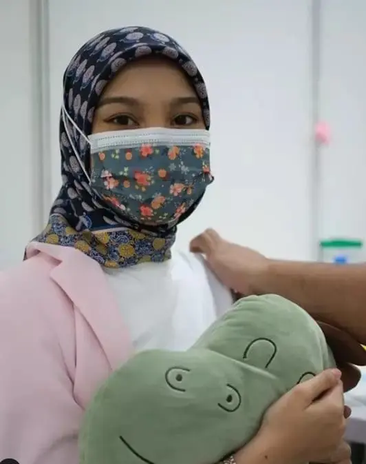 Netizens slam local artist for recording herself at COVID vaccination center