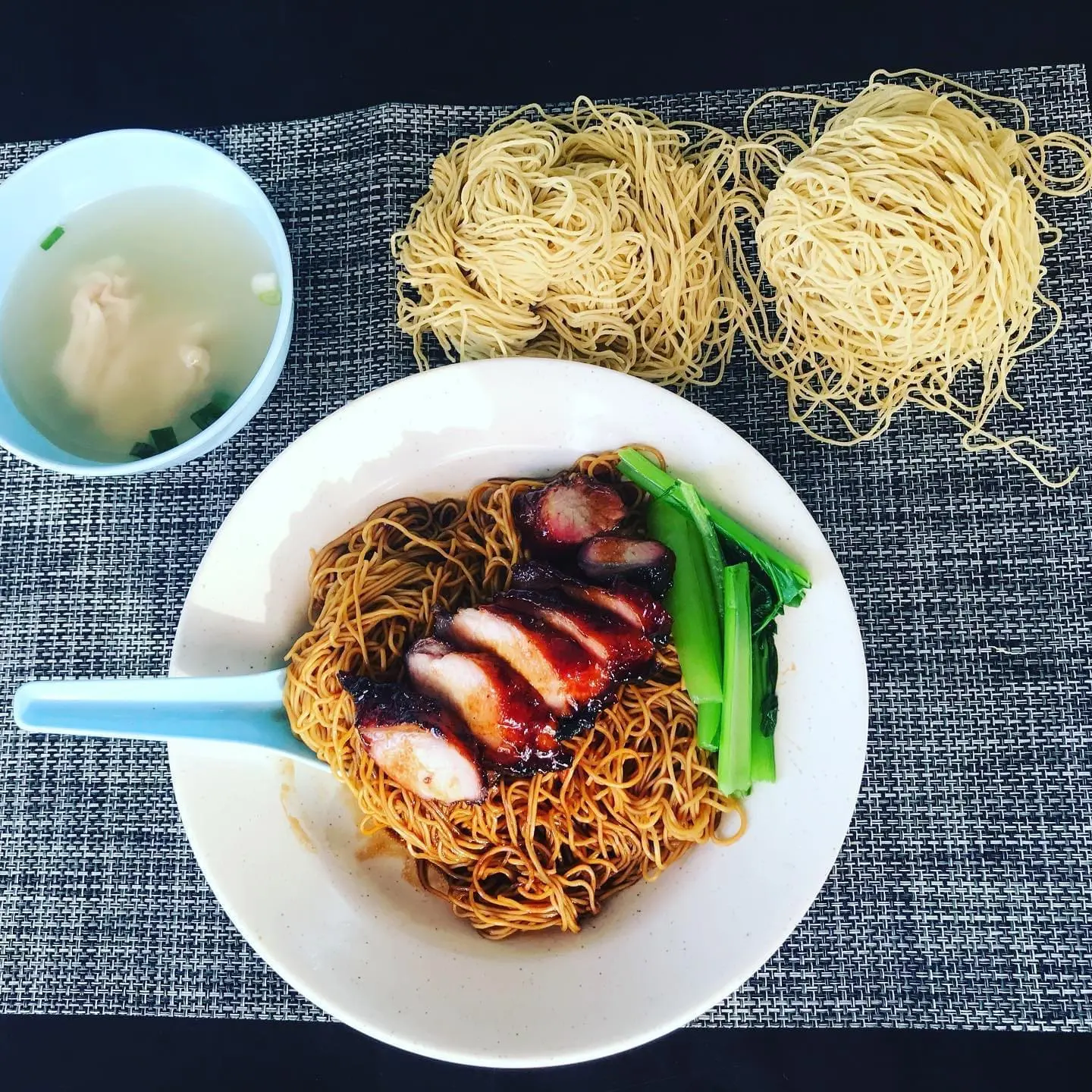 23yo M’sian wakes up at 3 am everyday striving to serve the best wan tan mee in PJ. Photo via FB/ 肥肥云吞面)