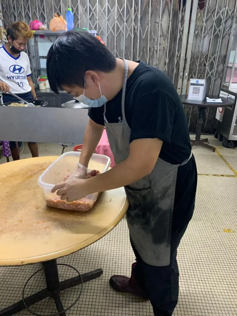 23yo M’sian wakes up at 3 am everyday striving to serve the best wan tan mee in PJ