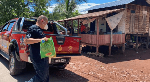 Fishing village recieves immediate aid after hanging 20 white flags