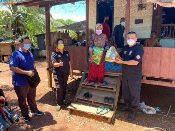 Fishing village recieves immediate aid after hanging 20 white flags