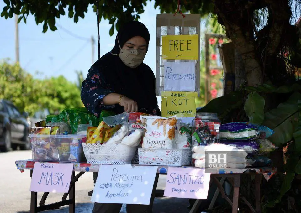Pahang teacher spends RM500 from her savings a day to set up food bank for the needy