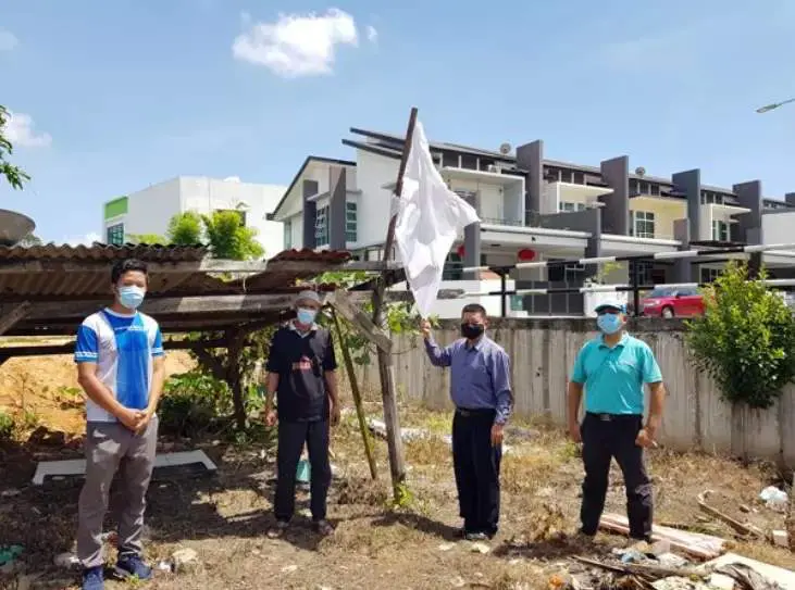 “Remove white flag or be fined RM50,000!” Village threatened with fine over cry for aid