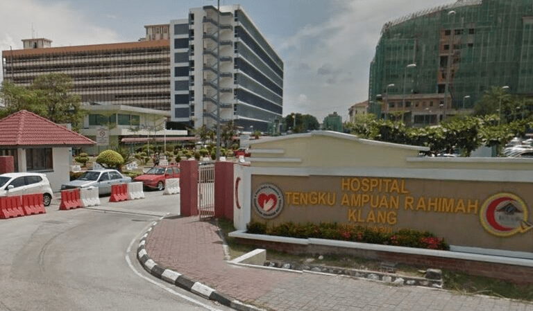 Overwhelmed by COVID-19 cases, Klang Valley hospital forced to place patients outdoors