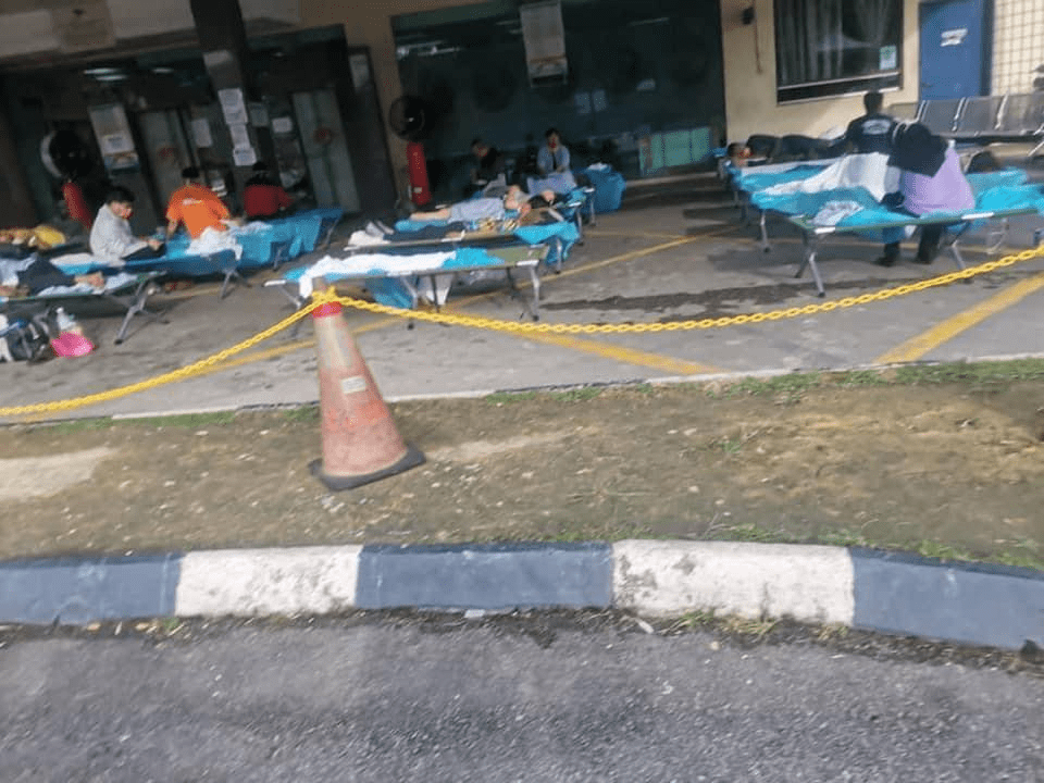 Overwhelmed by COVID-19 cases, Klang Valley hospital forced to place patients outdoors