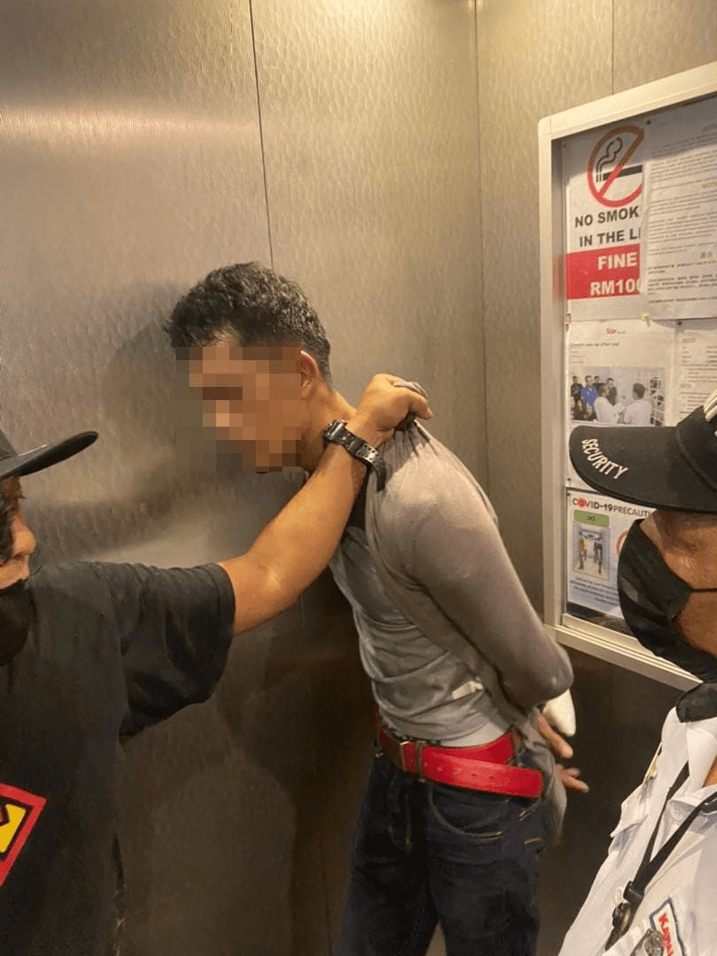 [VIDEO] Daring 'Spiderman' burglar scales condo and attempts to rob family at gunpoint