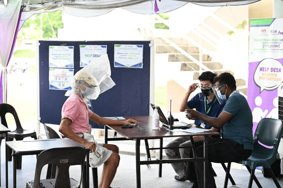 Uncle with absurd face shield generously treats frontliners to lunch after his jab