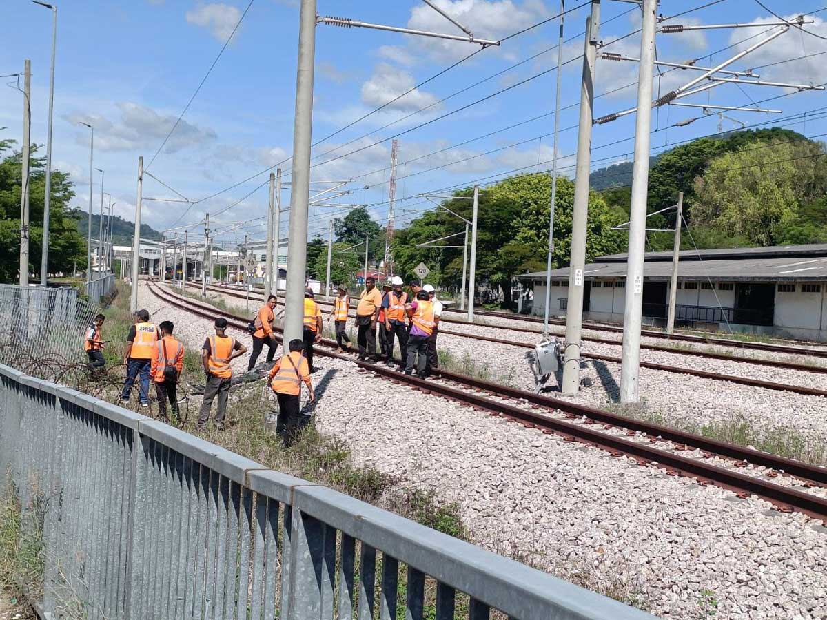 20251222CPKK23c_TAMPIN_CAR_ON_TRAIL_SB251222CKSC4