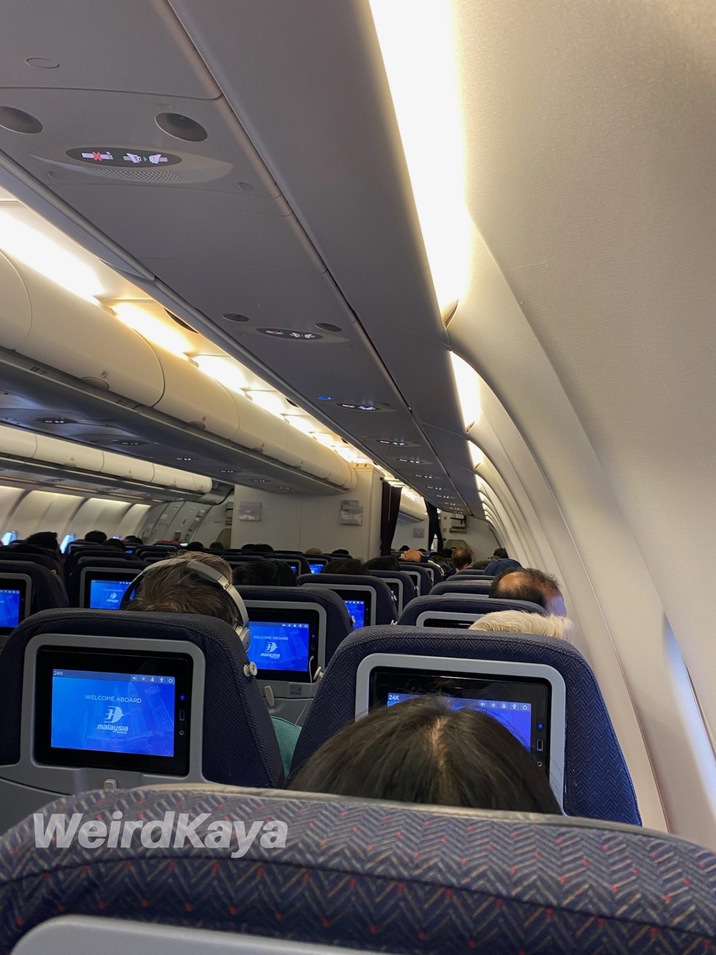 Mas airline flight lights on