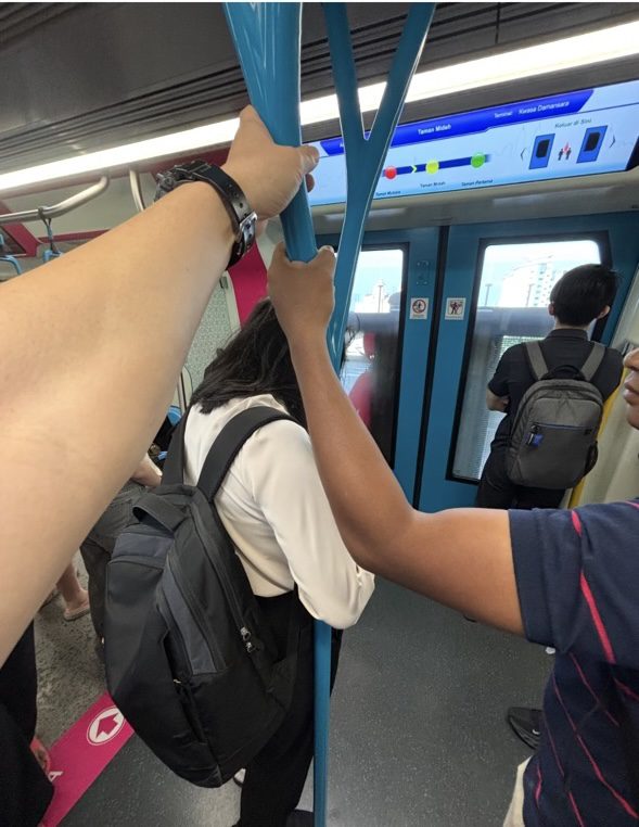 Netizen asks why some m'sians 'selfishly' hold entire train pole while mrt's packed, sparks debate .png