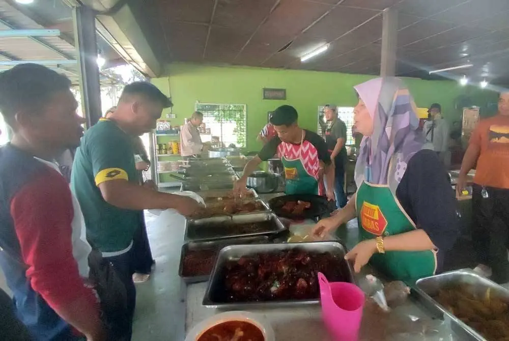 M'sians buying food at a stall with Sanusi menu