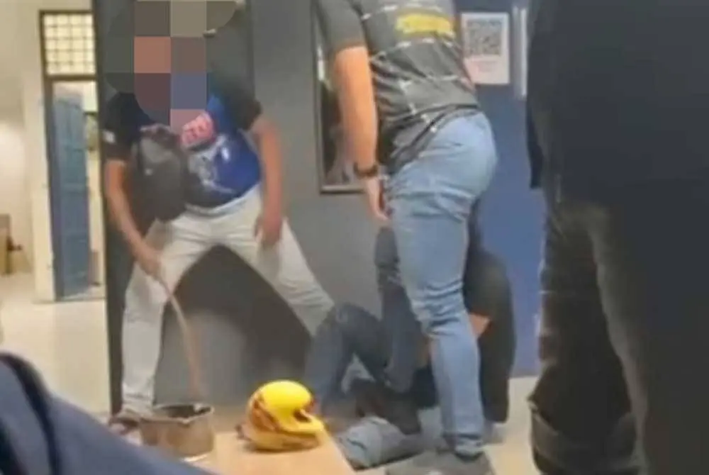 Police hit the OKT (accused) Ibu Pejabat at Polis Daerah Klang Selatan