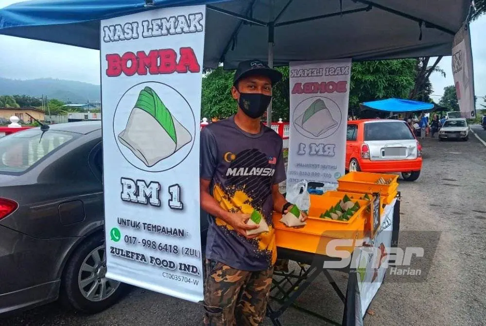 Zulkifli Nordin showing his RM1 Nasi Lemak