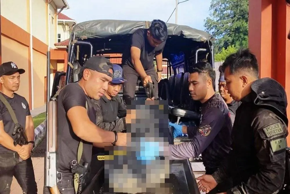 Kelantan SAR Team sending off the Indonesian body to Gua Musang Hospital