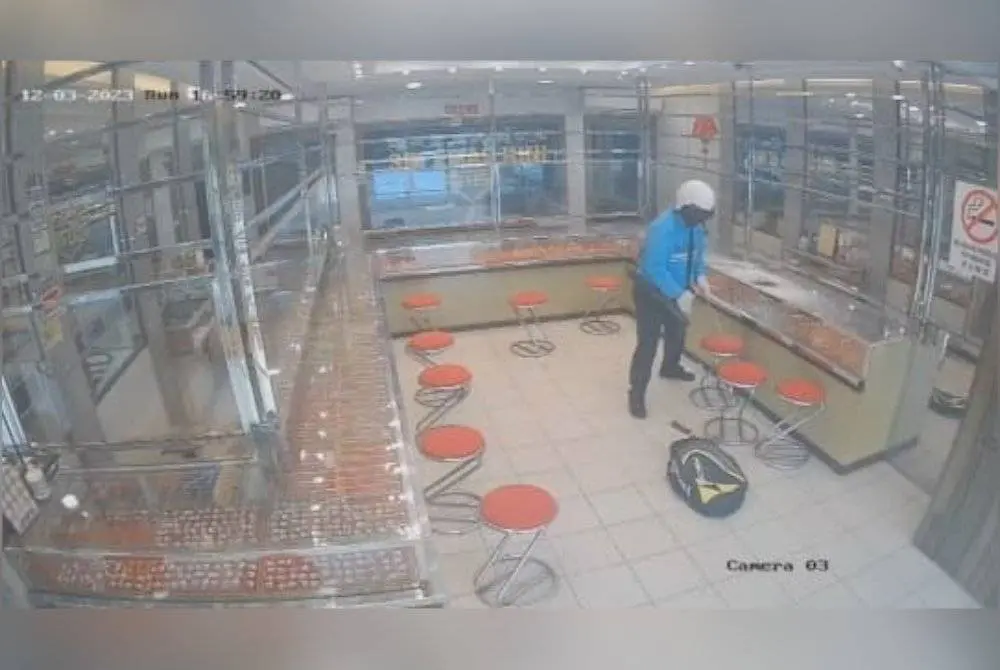 robber in blue shirt and helmet Kedah