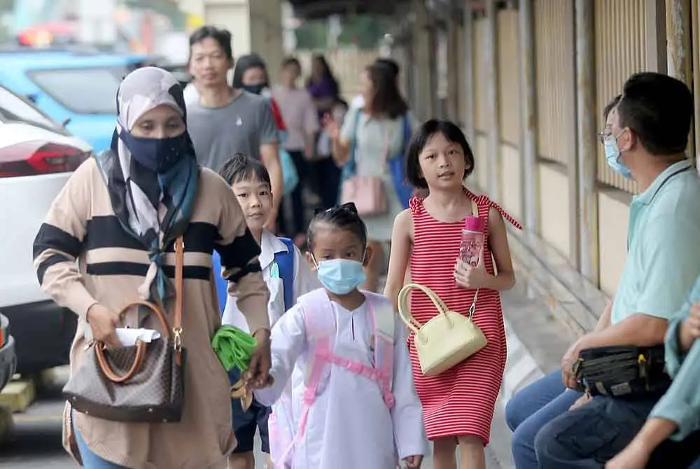 M'sian parents with their kid at SJKC