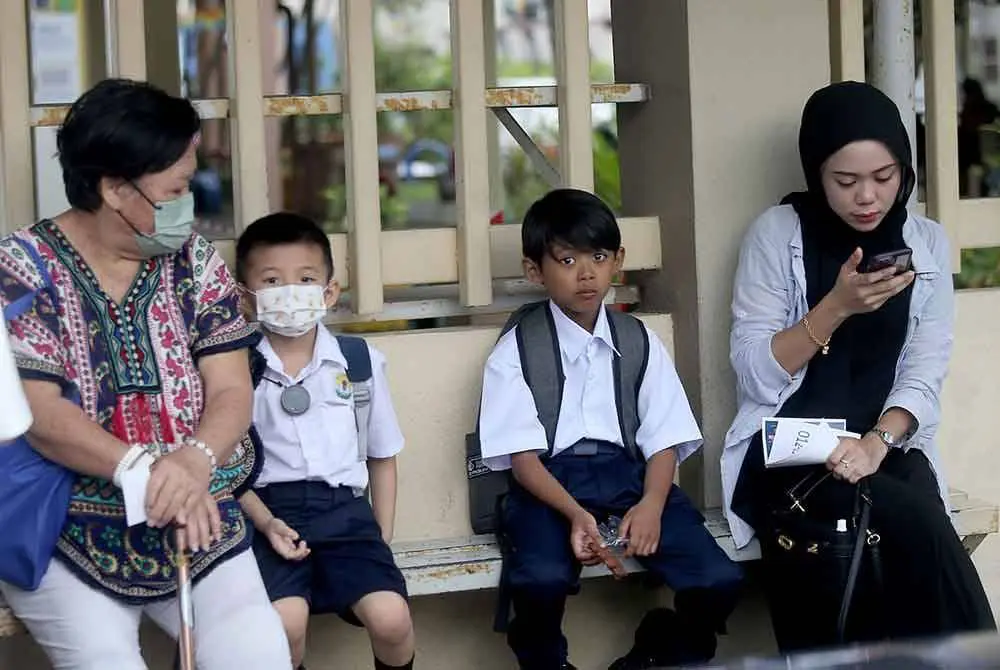 M'sian parents with their kid at SJKC