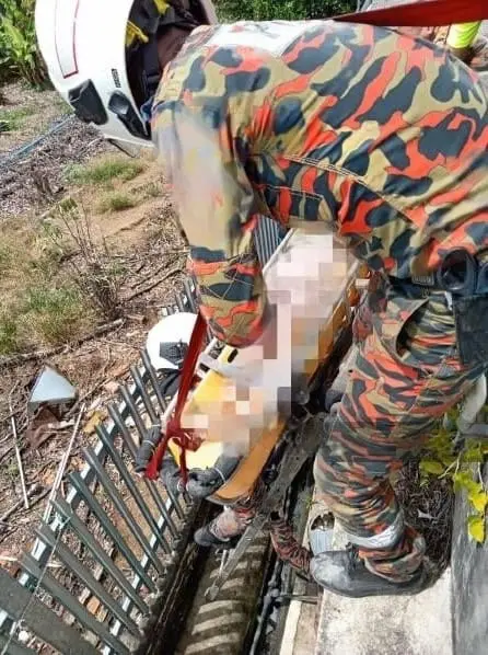 60yo M'sian Man Collapses And Dies While Fixing His Mother's House Roof