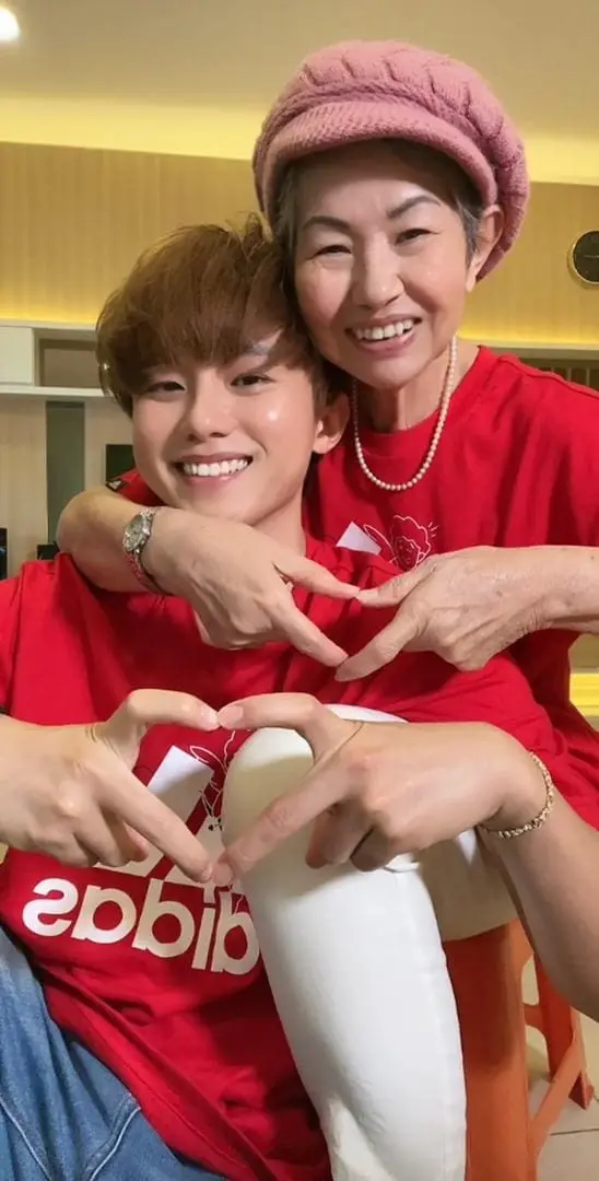 Elden Chan and his mum