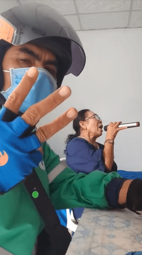 Thai Delivery Rider Gets Hired By Auntie Just To Hear Her Sing