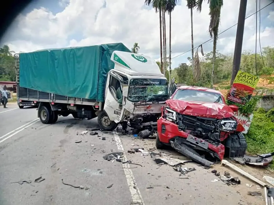Lorry crash In 5-Vehicle Accident at Kampung Selamat