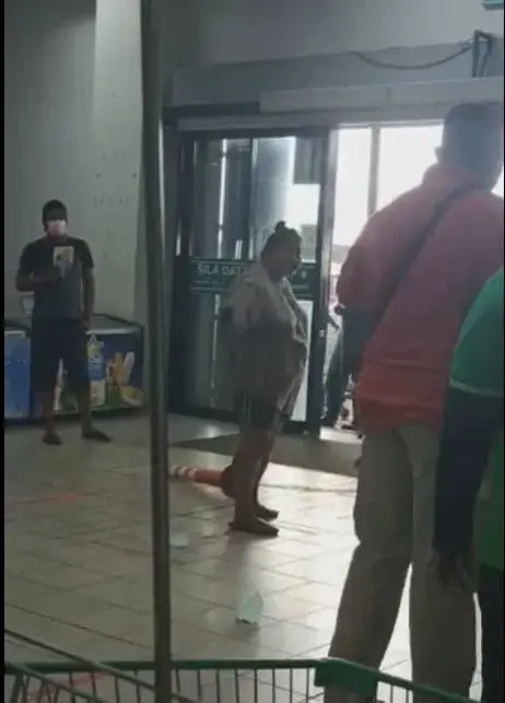 Woman fighting with security guard at Econsave Klang