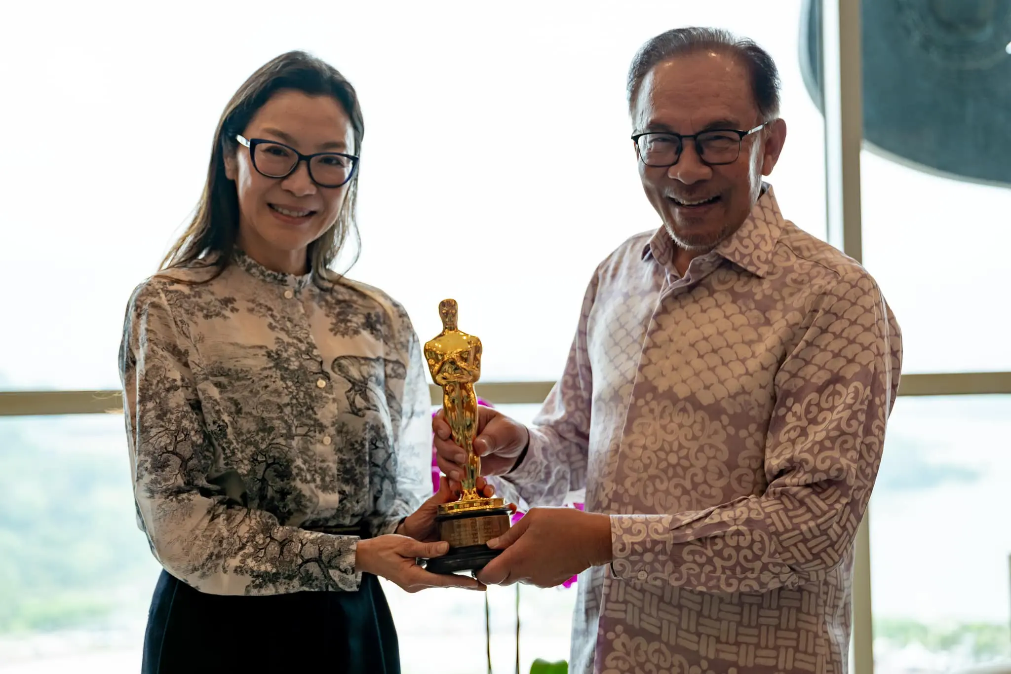 Michelle Yeoh & Anwar Ibrahim meeting for the first time in regards to her big win for OSCAR 2023