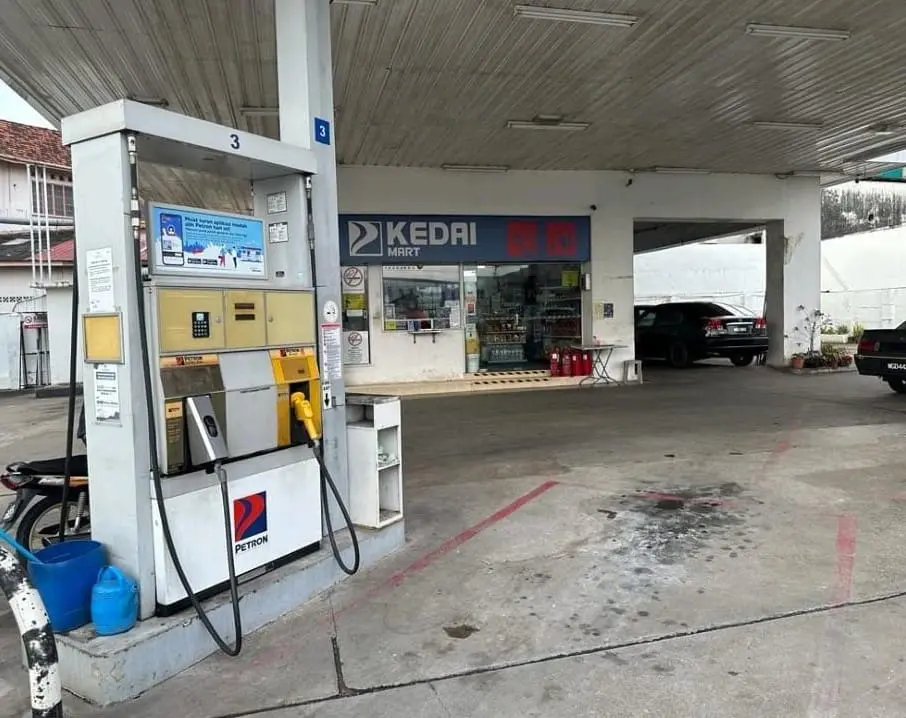 M'sian Law Student Fails Exam 3 Times, Pours Gasoline On Body At Gas Station & Sits In The Middle Of Road For Double Suicide Attempt