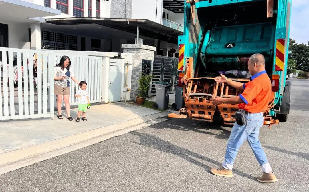 3yo M'sian Boy Fulfils Dream To Meet His Hero Who Works As A Garbage Truck Driver