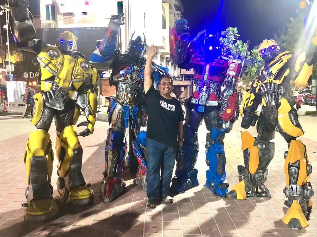Sanusi taking picture with Transformer cosplayers