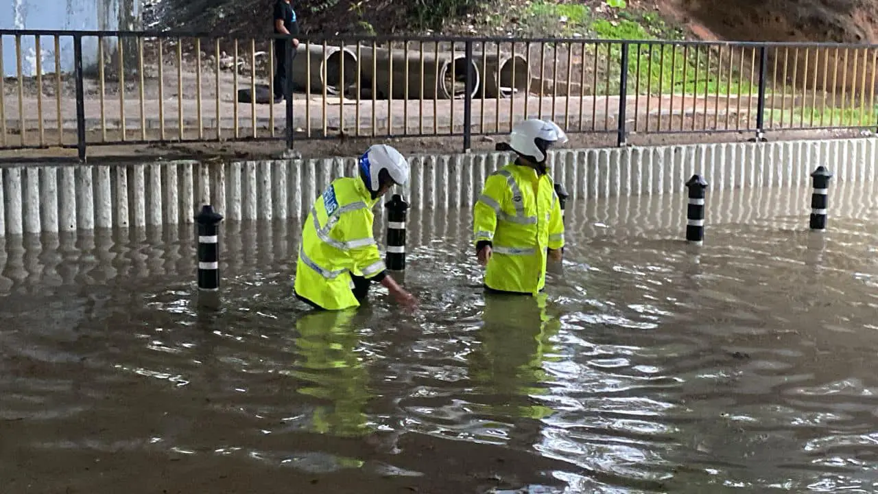 3 M'sian Traffic Police Risk Their Lives  In Flash Flood