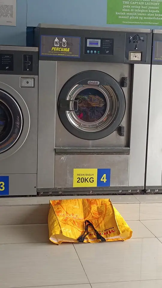 A customer placed their empty bag in front of a washing machine for more than 30 minutes without taking it out.