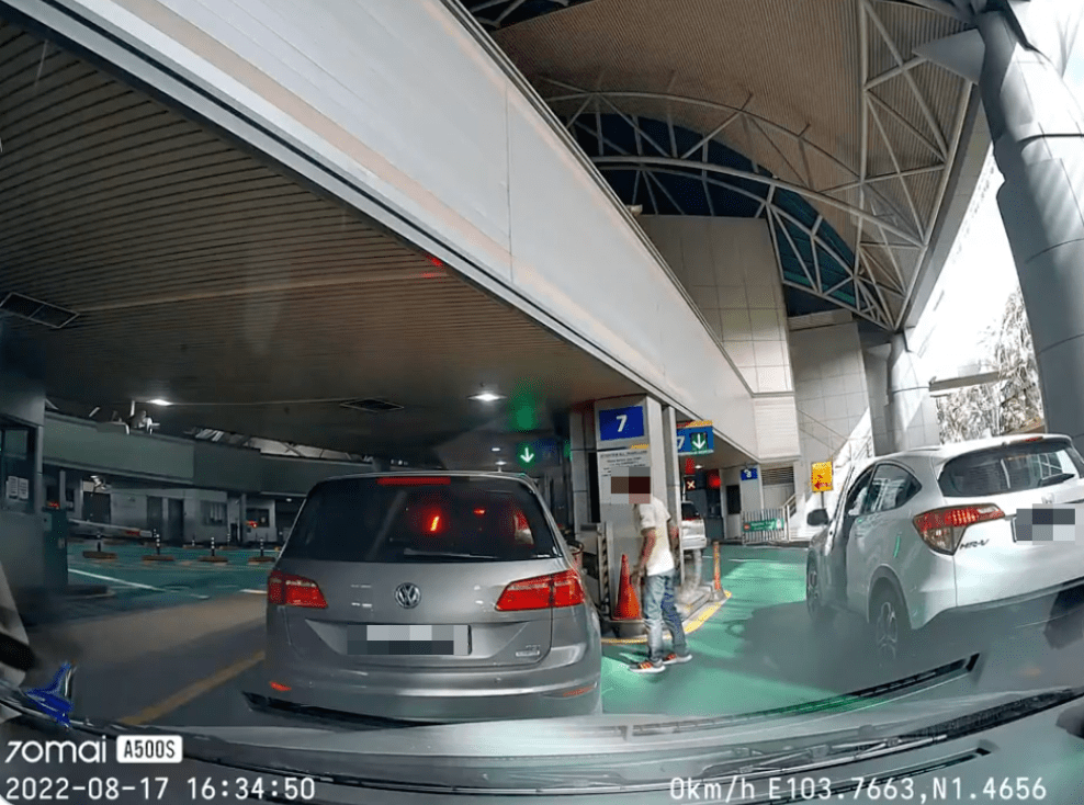 [VIDEO] 2 Men Seen Fighting At Immigration Counter Over Queue Cutting