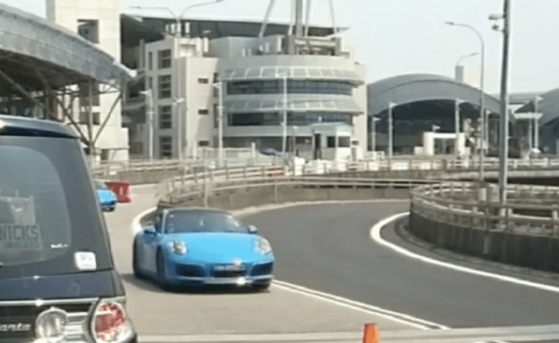 4 SG-Registered Porsche Cars Skip Queue At Johor-SG Causeway 4