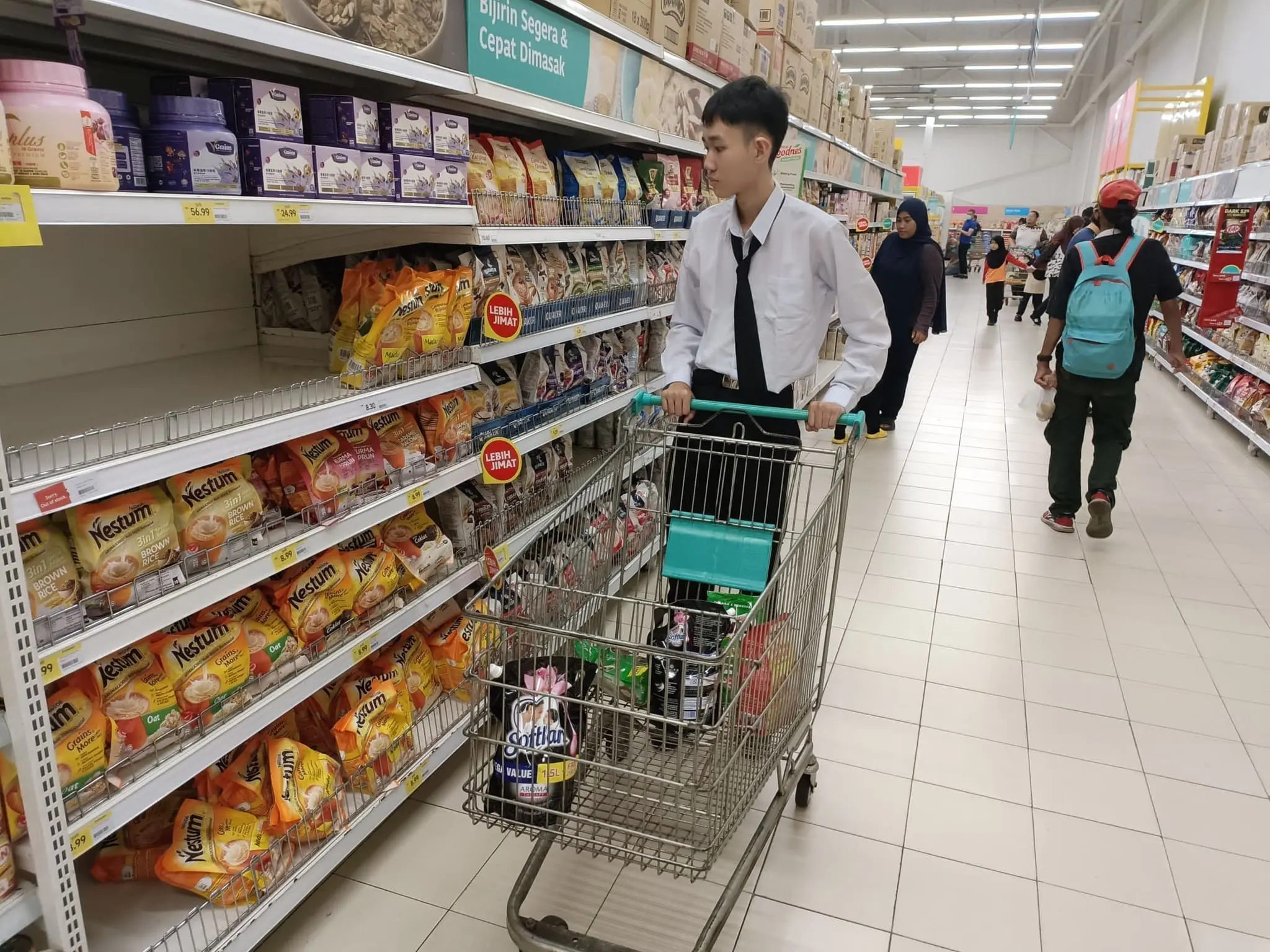 M'sian Minister Adopts Student Who Lost Luggage In Penang As His Son