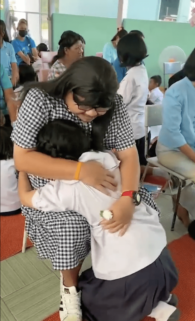 48yo Single Father Dresses Up As A 'Mother’ To Celebrate Mother’s Day At Daughter’s School 2