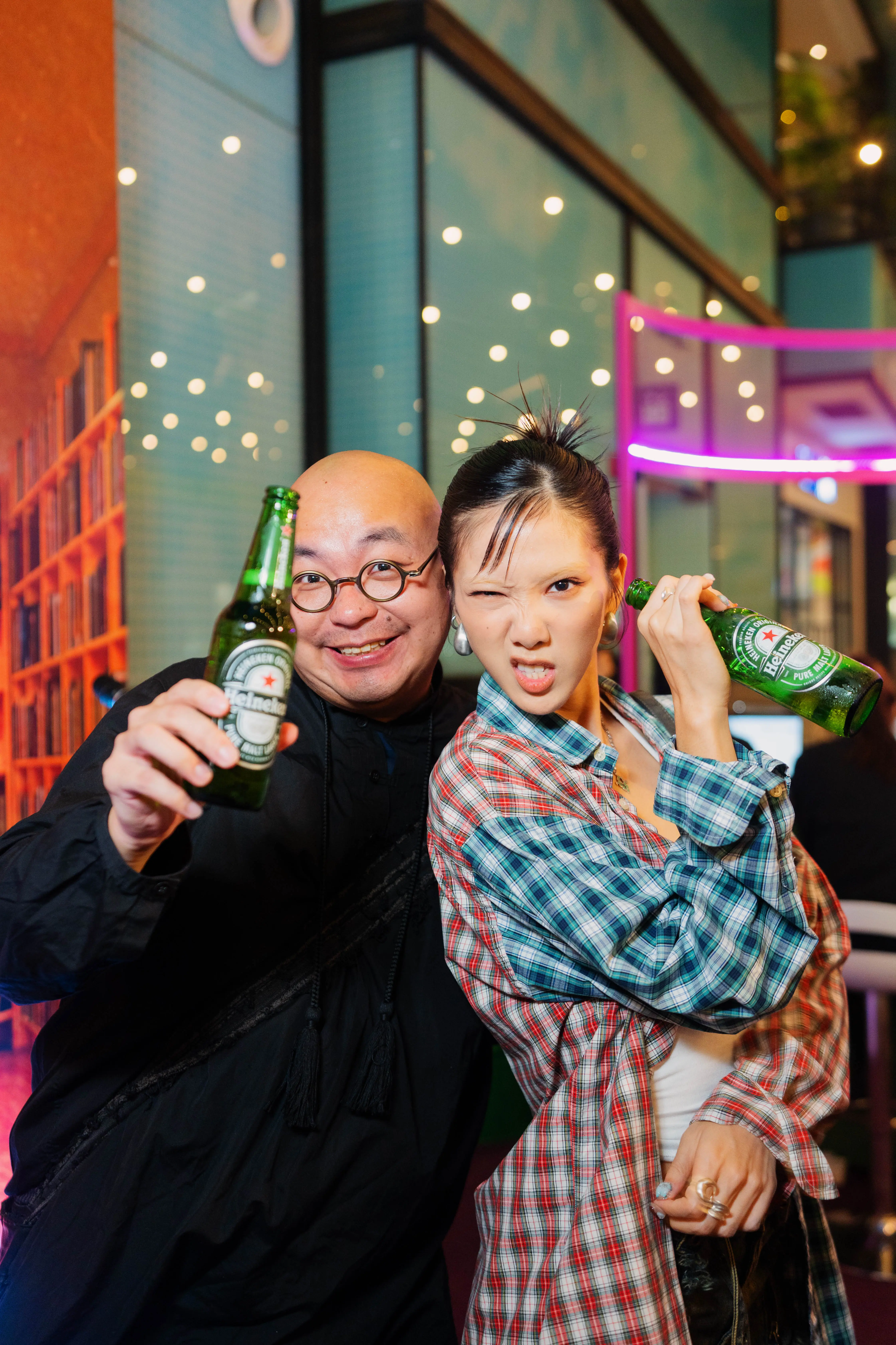 5_Strangers turn into music buddies - brought together by Heineken®