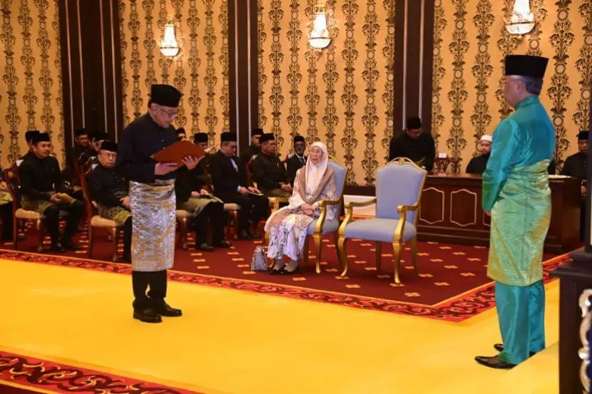 Anwar Ibrahim sworn in as Malaysia's 10th PM