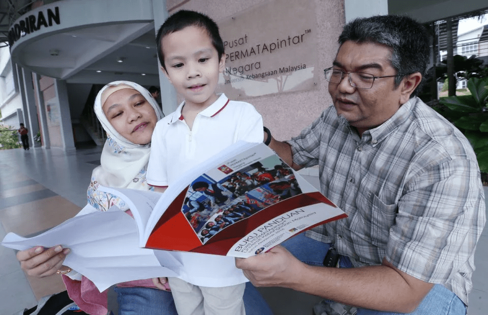 5yo Izz Imil Shahrom with his parents