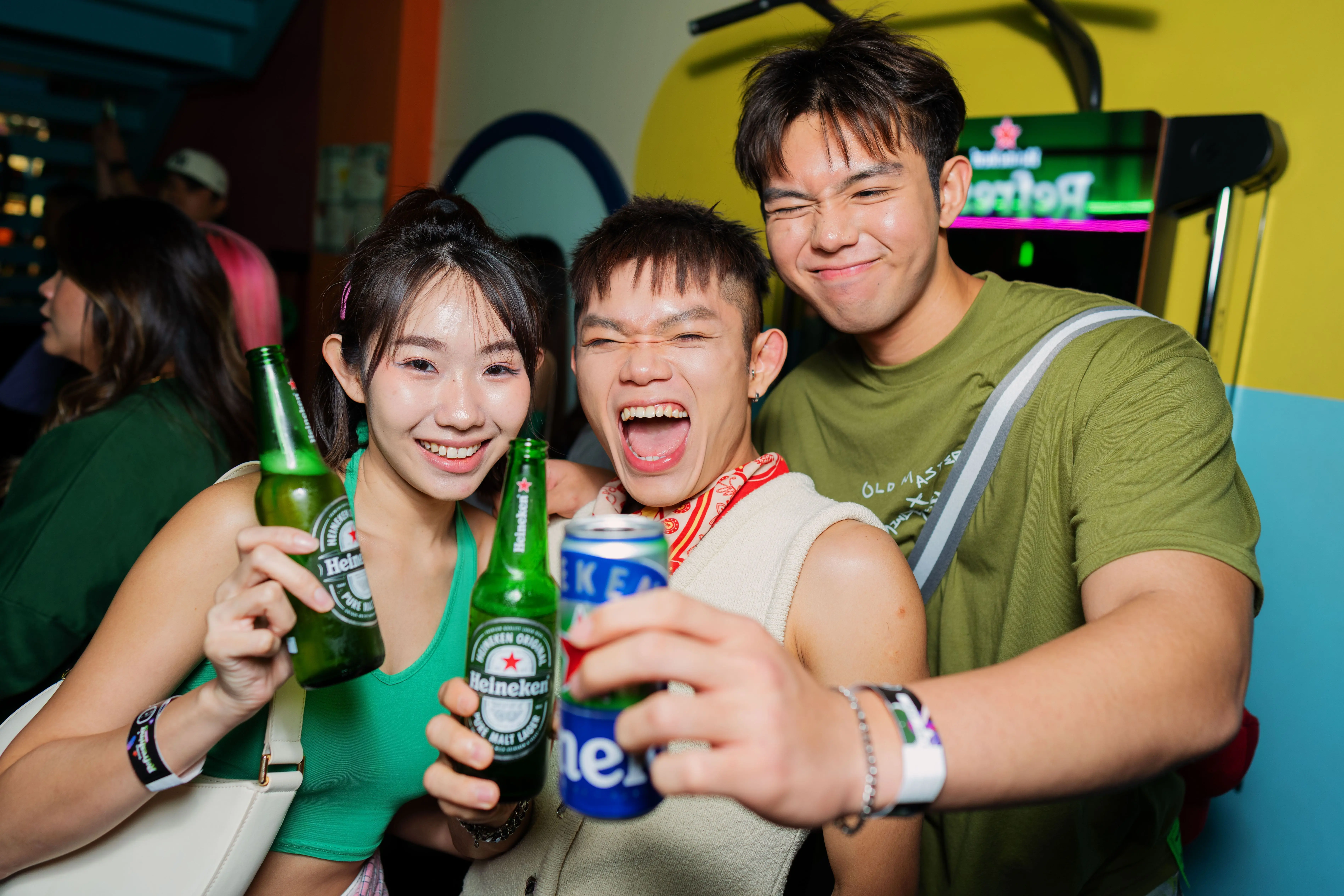 6_Strangers turn into music buddies - brought together by Heineken®