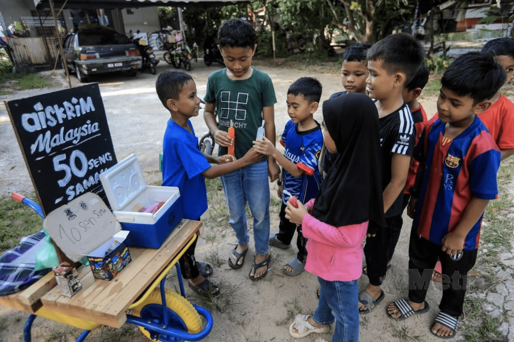 7yo M'sian boy sells popsicles