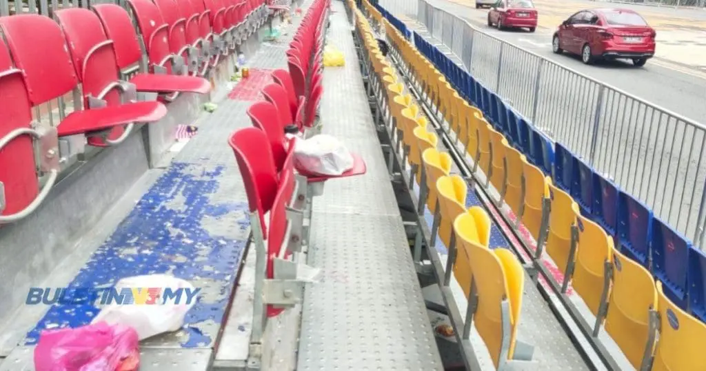 Tons Of Rubbish Scattered Across Dataran Putrajaya After National Day Celebrations