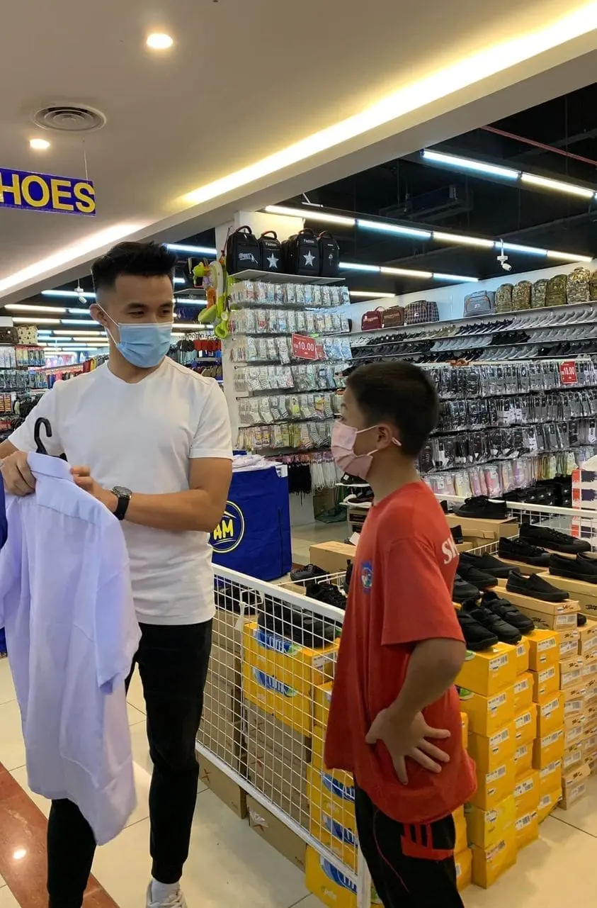 Adrian Edy buys clothes for Ayon